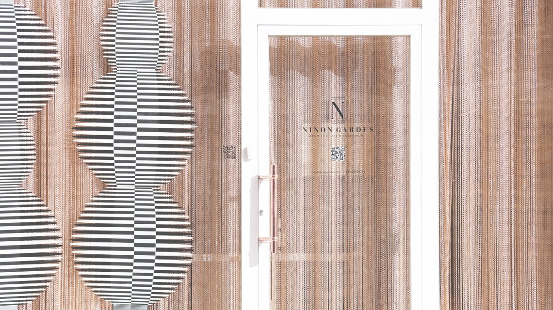 rideau en chaînes à maillons kriskadecor pour l'agence d'architecture Ninon Gardès  - <p>rideau en chaînes à maillons kriskadecor pour l’agence d’architecture Ninon Gardès</p>