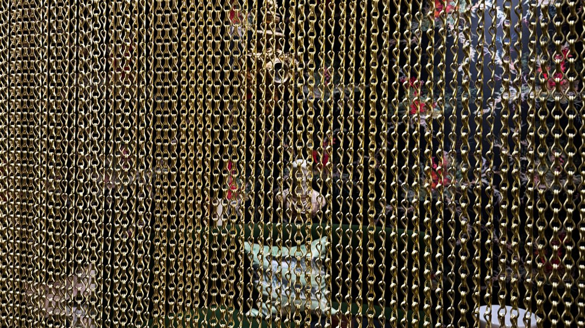 rideau métallique en chaînes à maillons aluminium anodisées champagne kriskadecor @maillemetaldesign - <p>rideau métallique en chaînes à maillons aluminium anodisées champagne kriskadecor @maillemetaldesign</p>