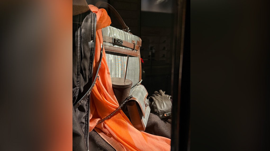 Détail maille Aura Inox – scénographie Hermès Noël Paris - <p>Gros plan sur un élément de la vitrine Hermès où la maille métallique Aura Inox est utilisée en touches pour enrichir la texture et la lumière. Une interprétation élégante de la matière métal en esthétique couture.</p>