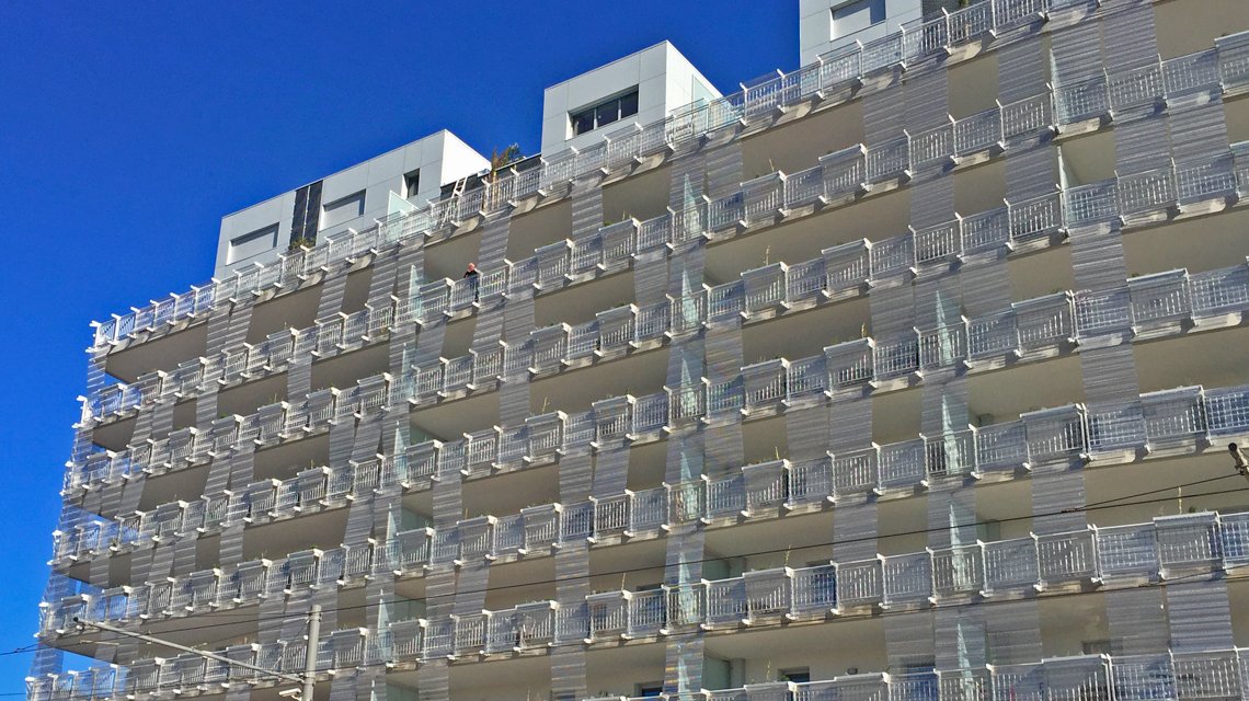 Façade en maille métallique spiralée inox EIFFEL30150 @maillemetaldesign - <p>maille métallique INOX spiralée en façade des logements EOS ville de Montpellier @maillemetaldesign maille métallique pour l’architecture et le design</p>