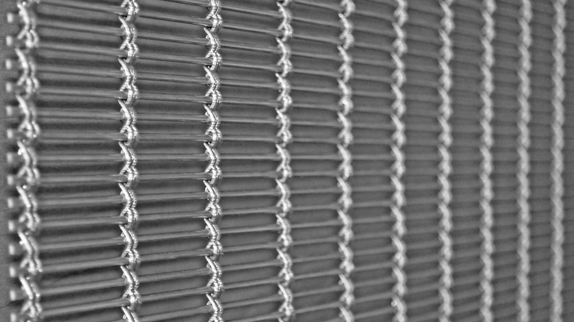 Habillage mural hall d'accueil avenue des Champs-Élysées, Paris. Maille métallique câblée AALTO www.maillemetaldesign.fr