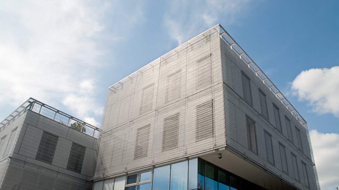 Façade en maille métallique spiralée fabriquée sur mesure en acier inoxydable 316L par notre fabricant Codina pour le projet de la réhabilitation du Triangle Historique de Roland Garros à Paris @maillemetaldesign  - <p>Façade en maille métallique spiralée fabriquée sur mesure en acier inoxydable 316L par notre fabricant Codina pour le projet de la réhabilitation du Triangle Historique de Roland Garros à Paris @maillemetaldesign</p>