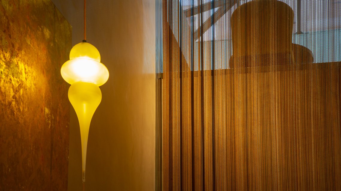 Rideaux et habillage mural en maille métallique MIES effet rouillé www.maillemetaldesign.fr