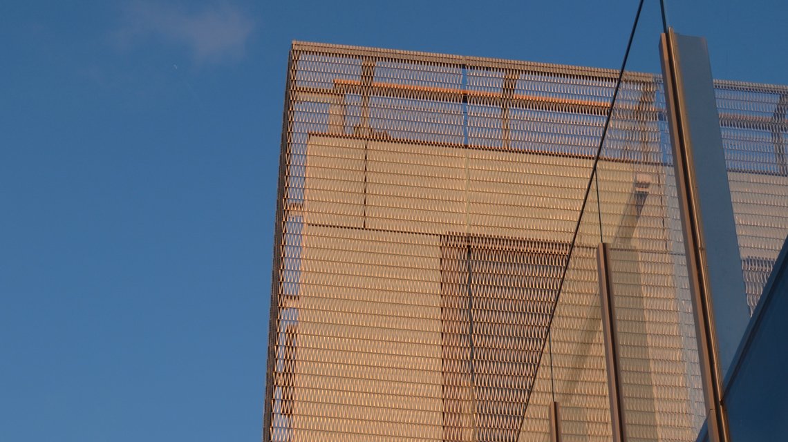 Façade en maille métallique spiralée fabriquée sur mesure en acier inoxydable 316L par notre fabricant Codina pour le projet de la réhabilitation du Triangle Historique de Roland Garros à Paris @maillemetaldesign  - <p>Façade en maille métallique spiralée fabriquée sur mesure en acier inoxydable 316L par notre fabricant Codina pour le projet de la réhabilitation du Triangle Historique de Roland Garros à Paris @maillemetaldesign</p>