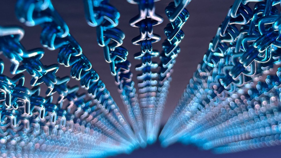 Chaînes à maillons aluminium acoustiques Khronos – Kriskadecor - <p>Détail de la solution acoustique Khronos développée par Kriskadecor, composée de chaînes à maillons aluminium associées à des matériaux absorbants pour améliorer le confort acoustique dans les projets d’architecture intérieure.</p>