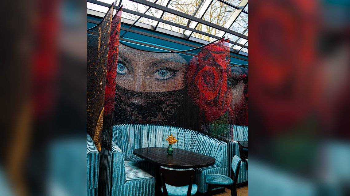 Séparateurs d'espaces pour un restaurant sur mesure en chaînes à maillons Kriskadecor - <p>2. Séparateurs d’espaces pour un restaurant sur mesure en chaînes à maillons Kriskadecor</p>