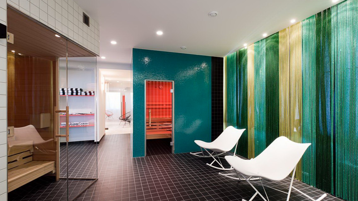 Habillage mural en chaînes à maillons aluminium colorées kriska www.maillemetaldesign.fr