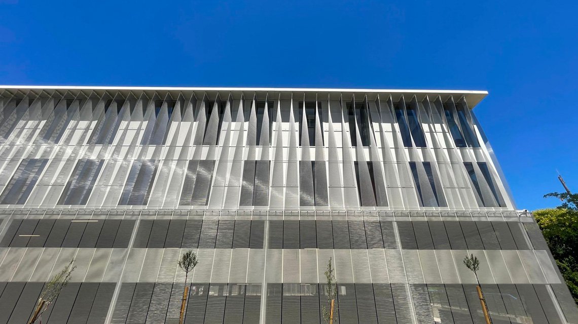 façade en maille métallique spiralée MIES sur mesure @maillemetaldesignæ - <p>façade en maille métallique spiralée inox sur mesure fac de médecine montpellier @maillemetaldesign</p>