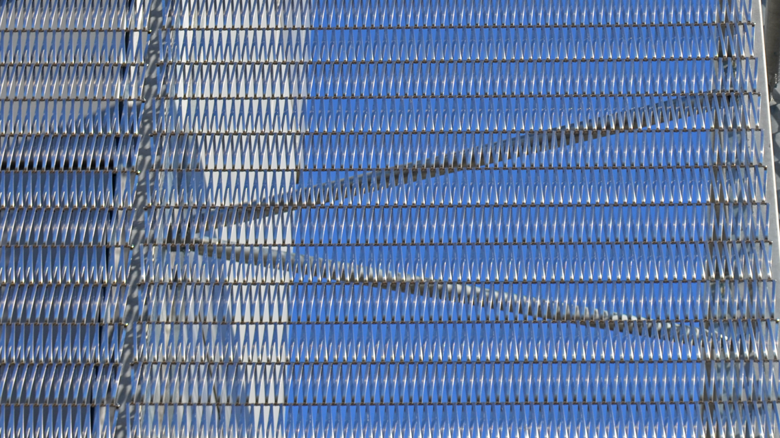 Passerelle Blanche - maille métallique spiralée inox EIFFEL20100 www.maillemetaldesign.fr