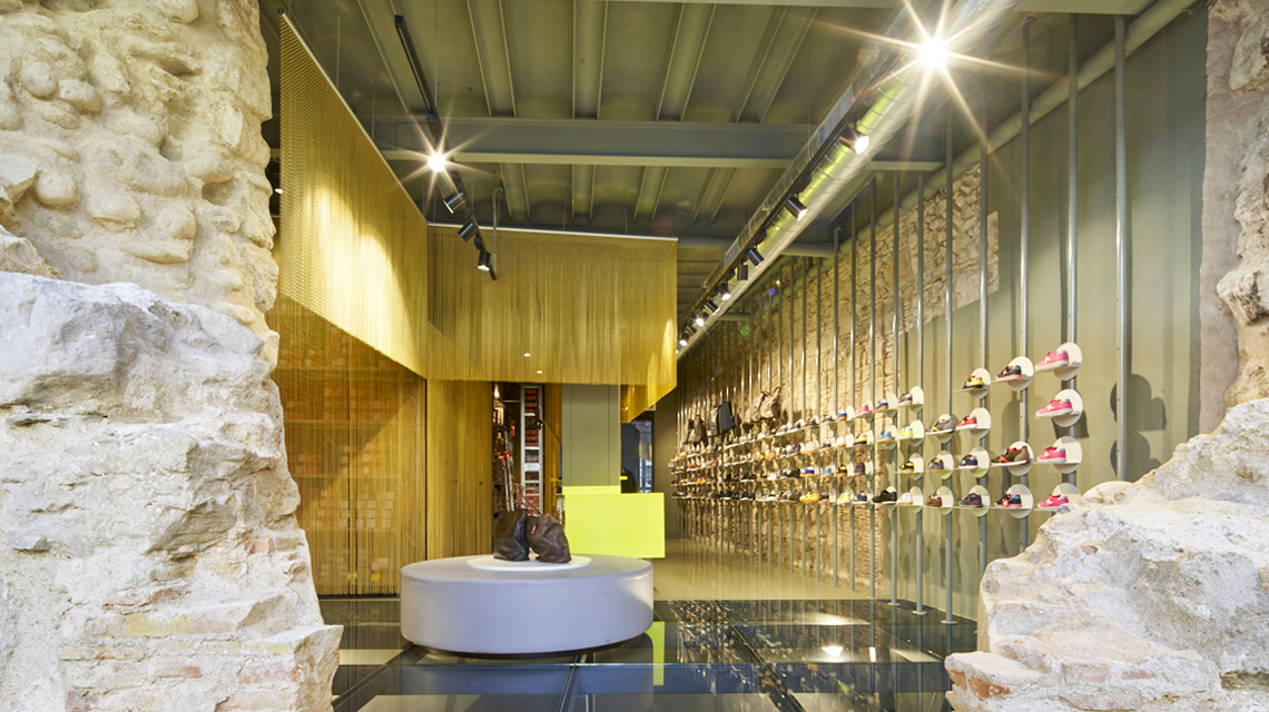 Séparateur d'espace en chaînes à maillons dorées kriskadecor www.maillemetaldesign.fr
