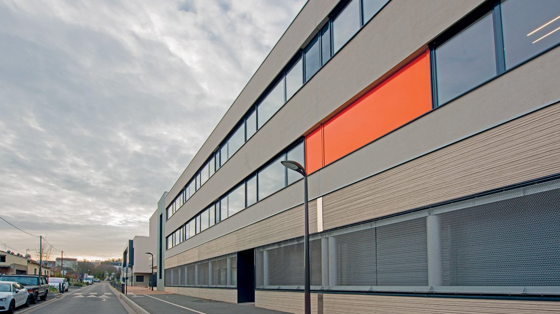 maille métallique spiralée inox en façade du collège @maillemetaldesign  - <p>maille métallique spiralée inox en façade du collège @maillemetaldesign</p>