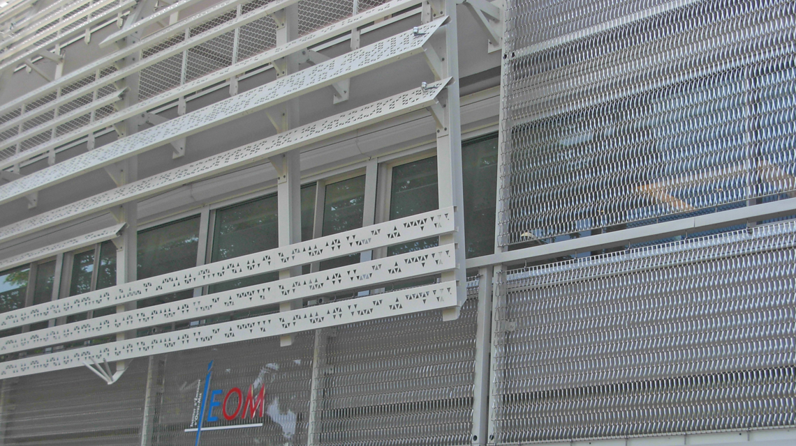 Façade en maille métallique spiralée inox EIFFEL40100 www.maillemetaldesign.fr