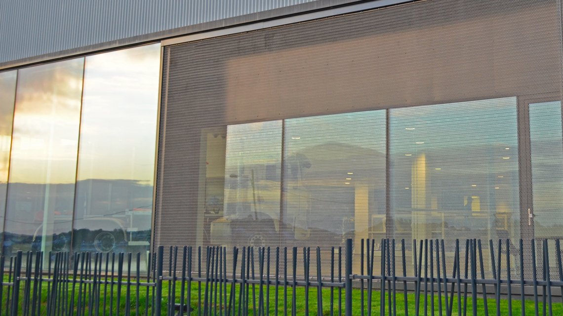 Brise soleil en maille métallique inox TORROJA @maillemetaldesign - <p>maille métallique inox spiralée pour l’architecture et le design en façade @maillemetaldesign</p>