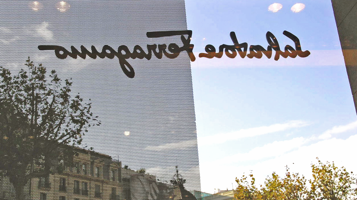 vitrines salvatore ferragamo maille métallique spiralée mies acier inox www.maillemetaldesign.fr