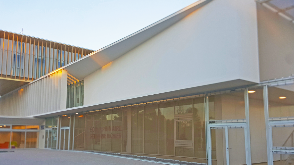 Façades école Germain Richier Montpellier Maille métallique SATURN www.maillemetaldesign.fr - <p>Façades école Germain Richier Montpellier résille métallique câblée inox SATURN <a href=