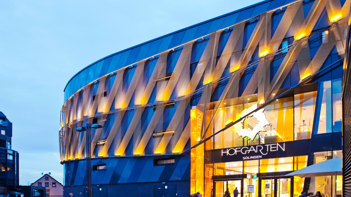 façade moderne d'un centre commerciale revêtue de bandeaux de maille métallique câblée. La maille métallique STAURN est composée de câbles inox et de tiges métallique inox recouvertes d'une couche de peinture plastifiée. - <p>façade moderne d’un centre commerciale revêtue de bandeaux de maille métallique câblée. La maille métallique STAURN est composée de câbles inox et de tiges métallique inox recouvertes d’une couche de peinture plastifiée.</p>