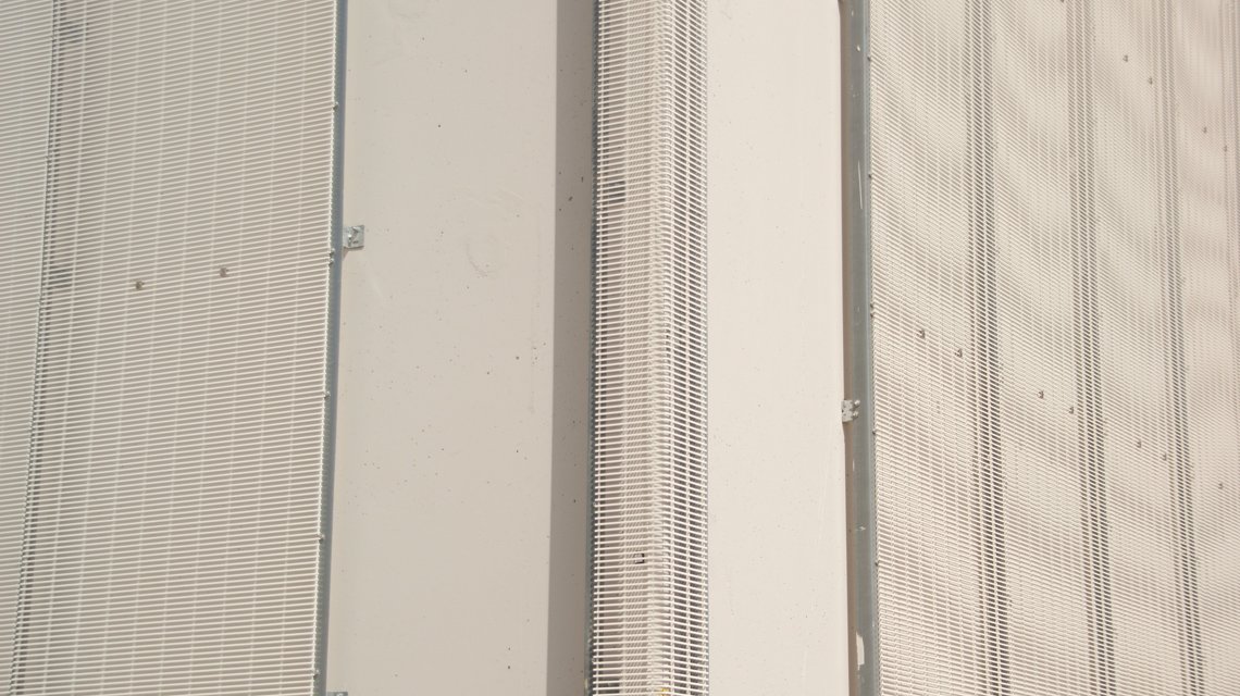 Grille électro-soudée thermolaquée appelées SLOT mises en oeuvre sur la façade du bâtiment de l'institut photovoltaïque de Saclay @maillemetaldesign - <p>Grille électro-soudée thermolaquée appelées SLOT mises en oeuvre sur la façade du bâtiment de l’institut photovoltaïque de Saclay @maillemetaldesign</p>