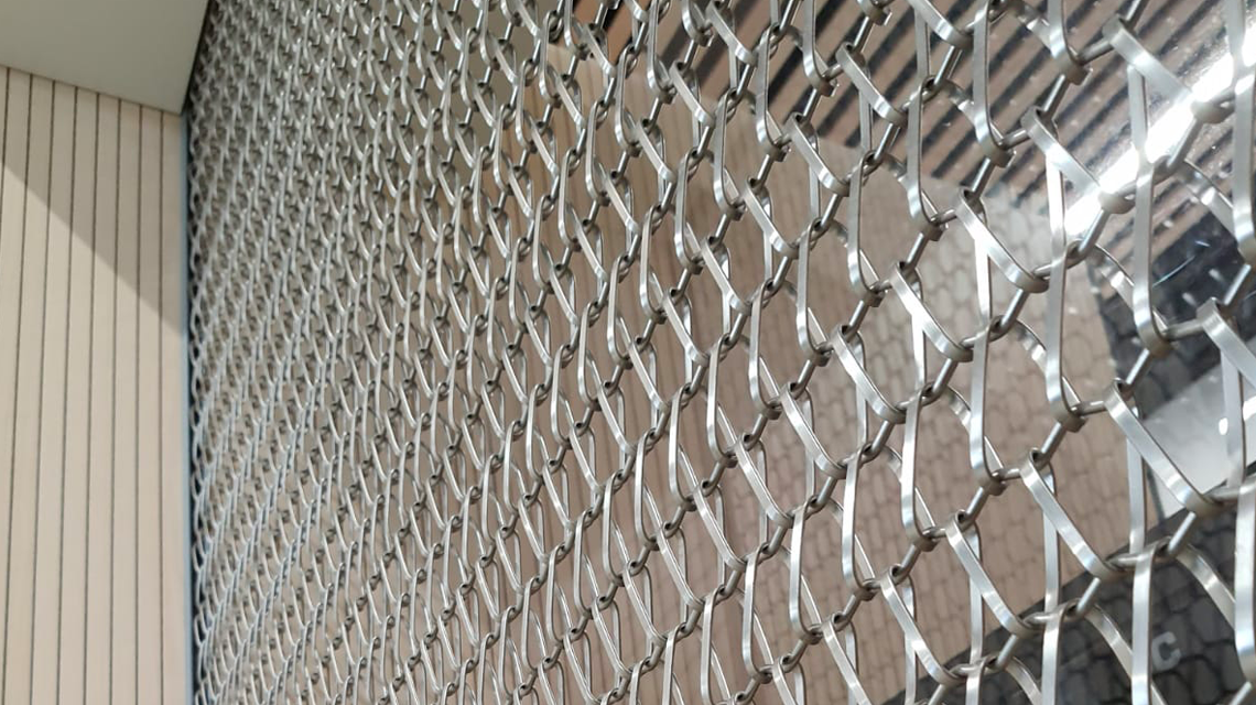 rideau motorisé en maille métallique spiralée - maillemetaldesign.fr 