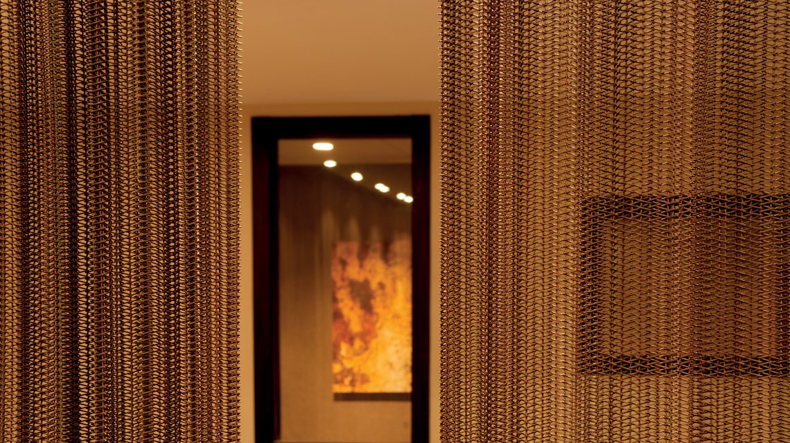 Rideaux et habillage mural en maille métallique MIES effet rouillé www.maillemetaldesign.fr