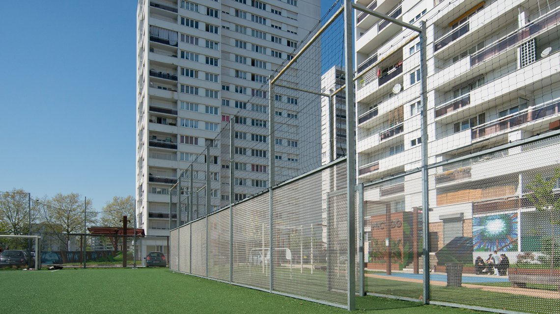 Clôture sur mesure en maille métallique spiralée en acier inoxydable pour le city stand d'Alfortville - <p>Réalisés sur mesure, les panneaux en résille métallique spiralée, modèle Torroja-R de notre partenaire Codina Architectural, définissent avec justesse les contours du terrain, tout en laissant circuler la lumière, les regards et l’air. <br class='autobr' />
Leur trame régulière accompagne les lignes du site et s’efface dans le paysage, offrant une présence discrète, presque immatérielle.</p>