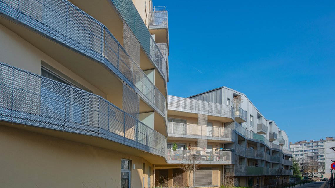 Façade & garde-corps en maille métallique spiralée en acier inoxydable www.maillemetaldesign.fr - <p>Dans ce projet de création de logements à Malakoff, la maille métallique en acier inoxydable a été intégrée comme remplissage de garde-corps et habillage en façade des bâtiments. Maille métallique spiralée EIFFEL40100 inox et son système de fixation TF60. La maille assure à la fois le remplissage des garde-corps et un habillage architectural continu, créant une lecture fluide et rythmée de l’enveloppe du bâtiment.</p>