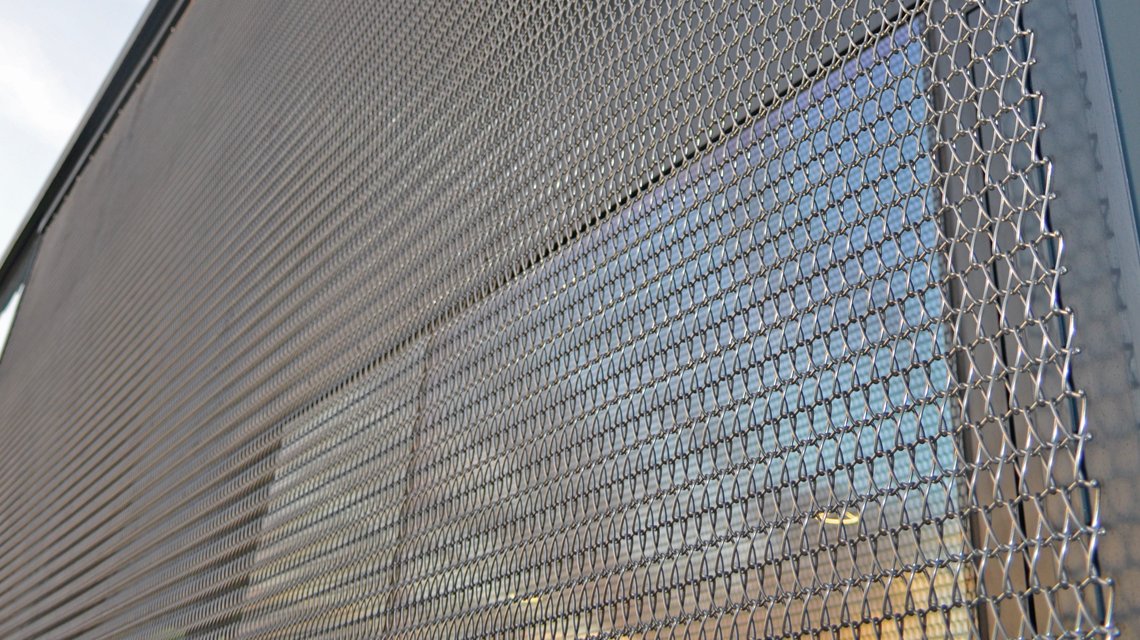 façade en maille métallique spiralée inox www.maillemetaldesign.fr  - <p>façade en maille métallique spiralée inox <a href=