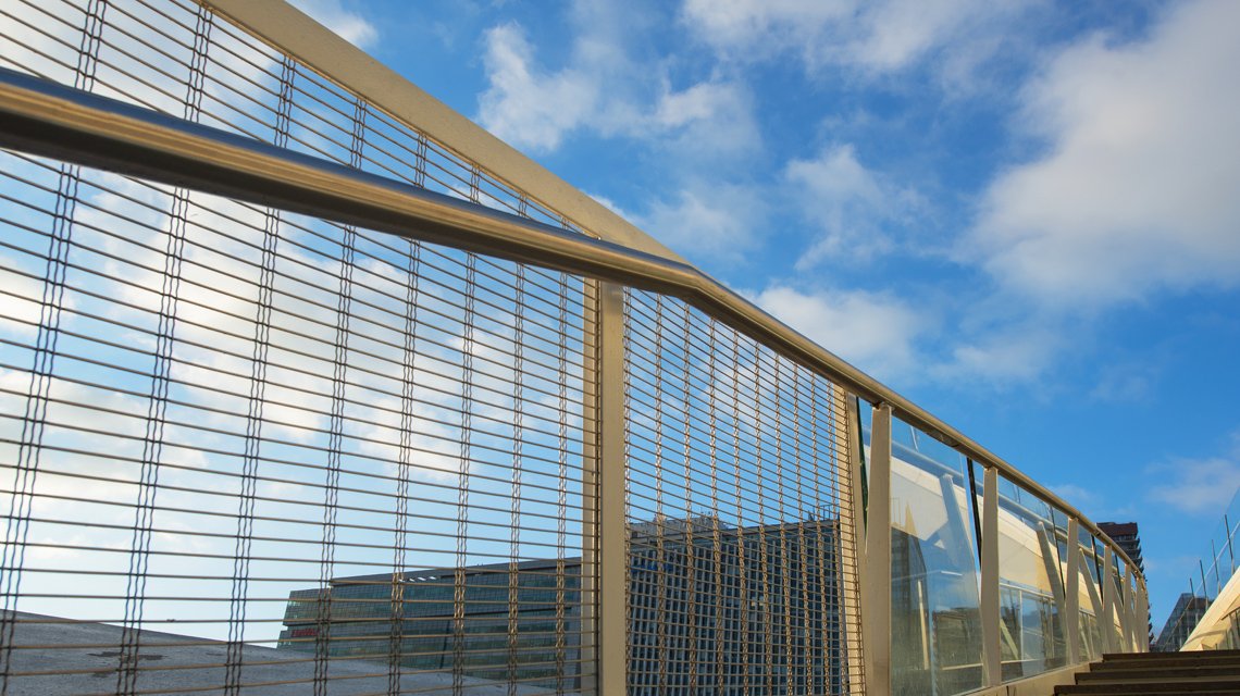 Passerelle Puteaux maille métallique inox SCORPIO P04010 www.maillemetaldesign.fr - <p>garde-corps métallique en résille métallique sur mesure acier inoxydable pour la passerelle piétonne François Coty de la ville de Puteaux</p>