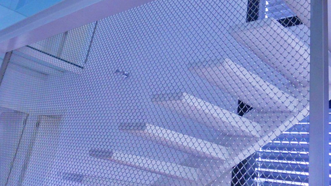 parement d'escalier en maille métallique spiralée inox www.maillemetaldesign.fr  - <p>parement d’escalier en maille métallique spiralée inox <a href=