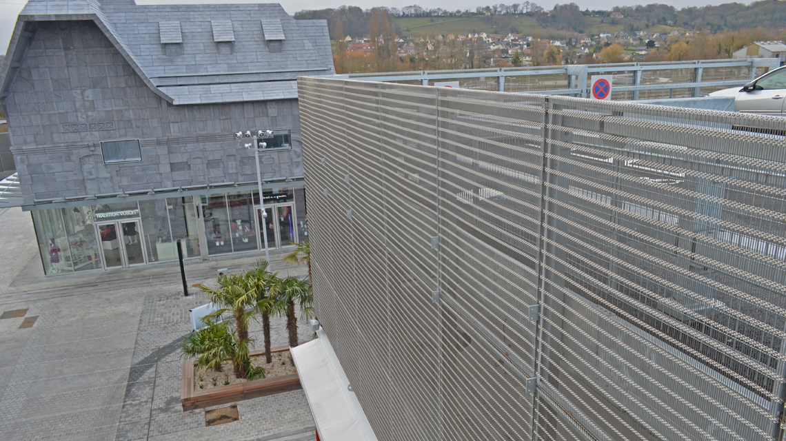Parking du Centre Commercial des 7 Collines - maille métallique inox SCORPIO www.maillemetaldesign.fr