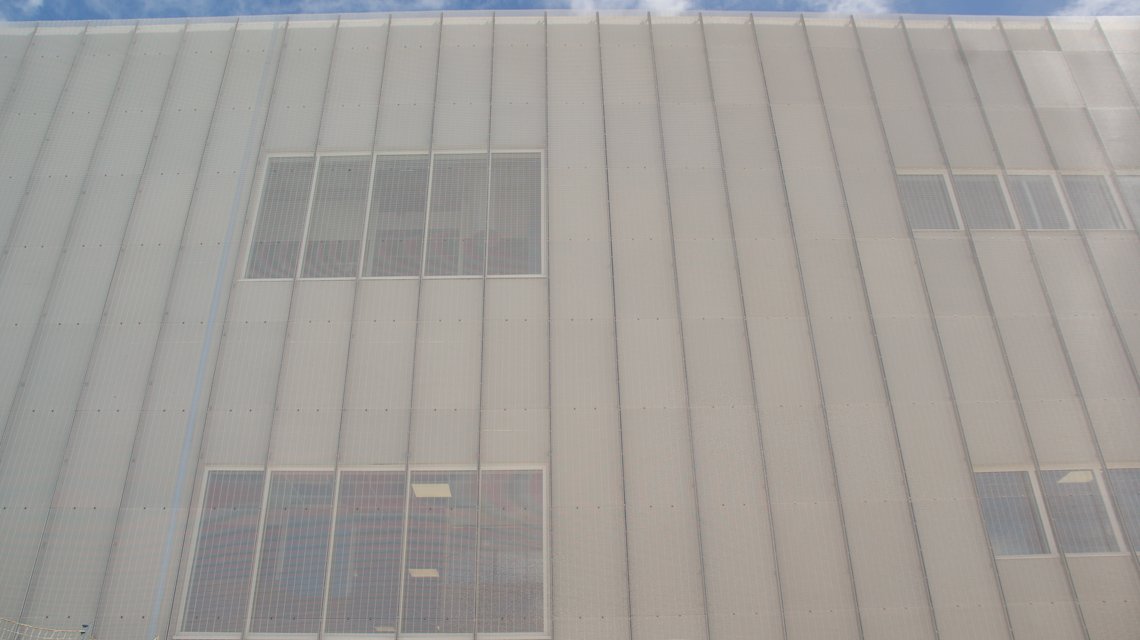 Grille électro-soudée thermolaquée appelées SLOT mises en oeuvre sur la façade du bâtiment de l'institut photovoltaïque de Saclay @maillemetaldesign - <p>Grille électro-soudée thermolaquée appelées SLOT mises en oeuvre sur la façade du bâtiment de l’institut photovoltaïque de Saclay @maillemetaldesign</p>