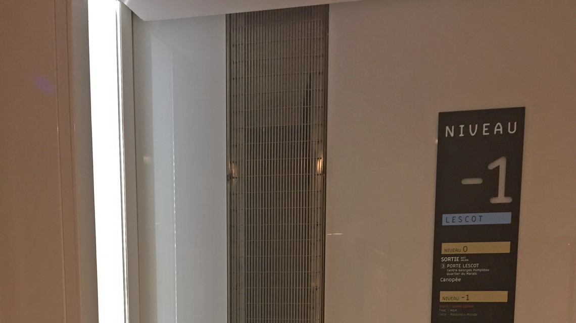 Habillage mural grilles métalliques inoxydables slot architecture d'intérieur www.maillemetaldesign.fr