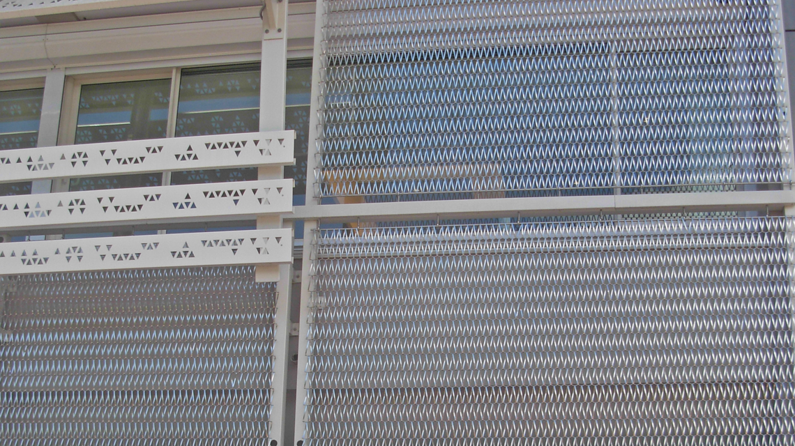 Façade en maille métallique spiralée inox EIFFEL40100 www.maillemetaldesign.fr