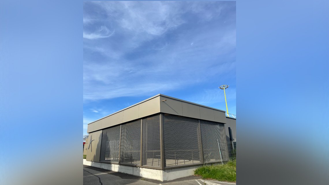Façade métallique Aéroport Valence @maillemetaldesign - <p>Façade d’une partie du bâtiment de l’aéroport de Valence-Chabeuil en maille métallique spiralée fabriquée sur mesure, en acier inoxydable 316L.</p>