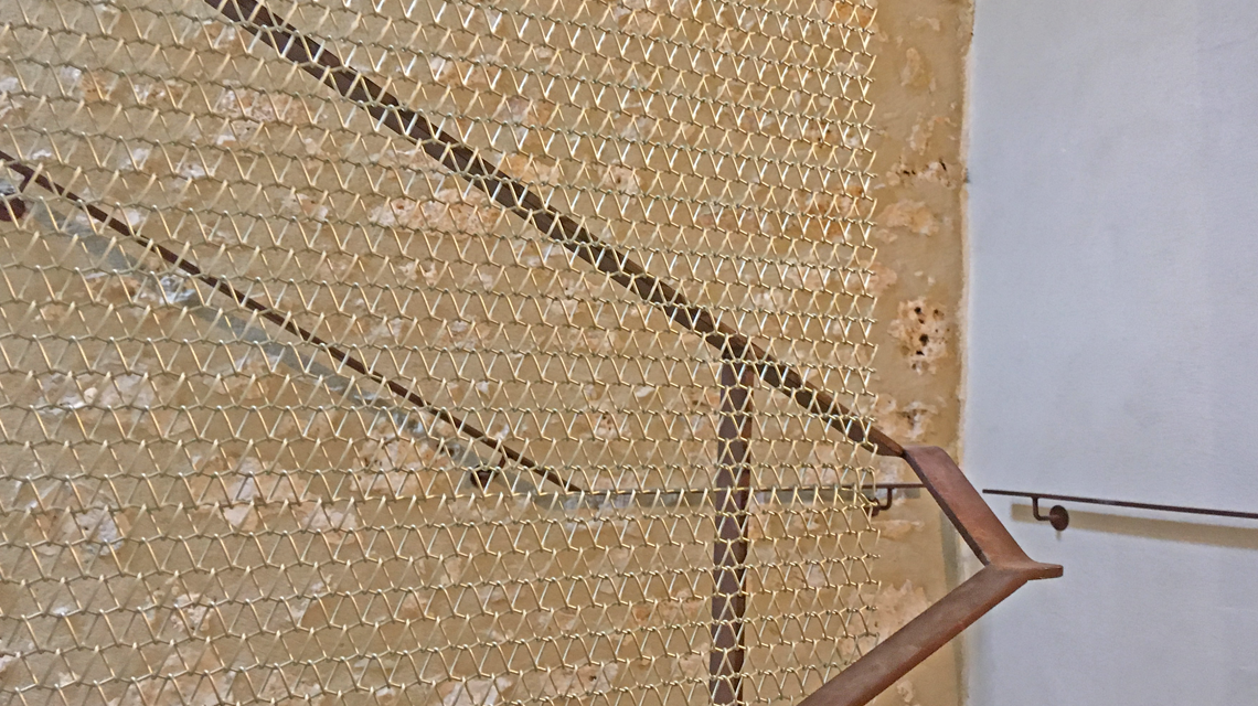 Parement escalier en maille métallique aluminium anodisé champagne TORROJA @maillemetaldesign