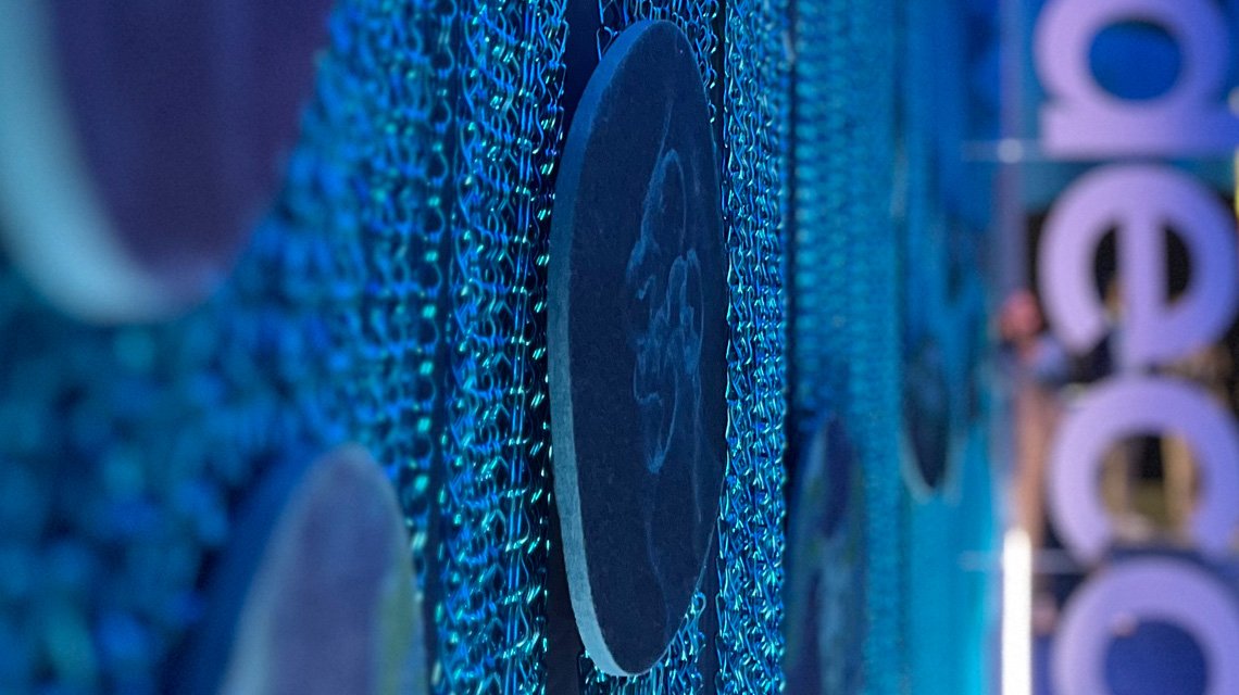 Solution acoustique en chaînes à maillons aluminium Khronos – Kriskadecor - <p>Installation acoustique de la collection Khronos de Kriskadecor utilisant des chaînes à maillons aluminium pour améliorer le confort sonore dans les projets d’architecture intérieure.</p>