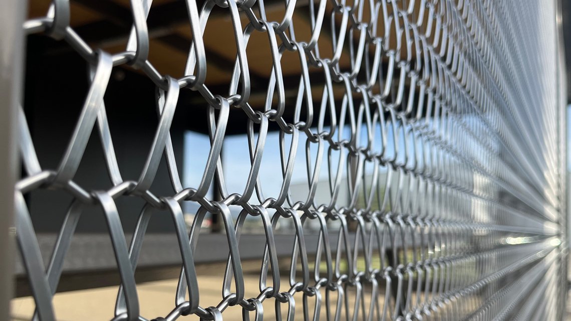 Façade métallique Aéroport Valence @maillemetaldesign - <p>Façade d’une partie du bâtiment de l’aéroport de Valence-Chabeuil en maille métallique spiralée fabriquée sur mesure, en acier inoxydable 316L.</p>