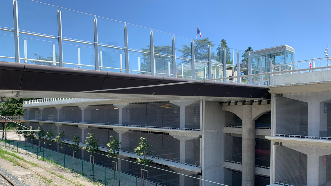 maille métallique spiralée sur mesure pour l'habillage des façades extérieures du parking www.maillemetaldesign.fr 