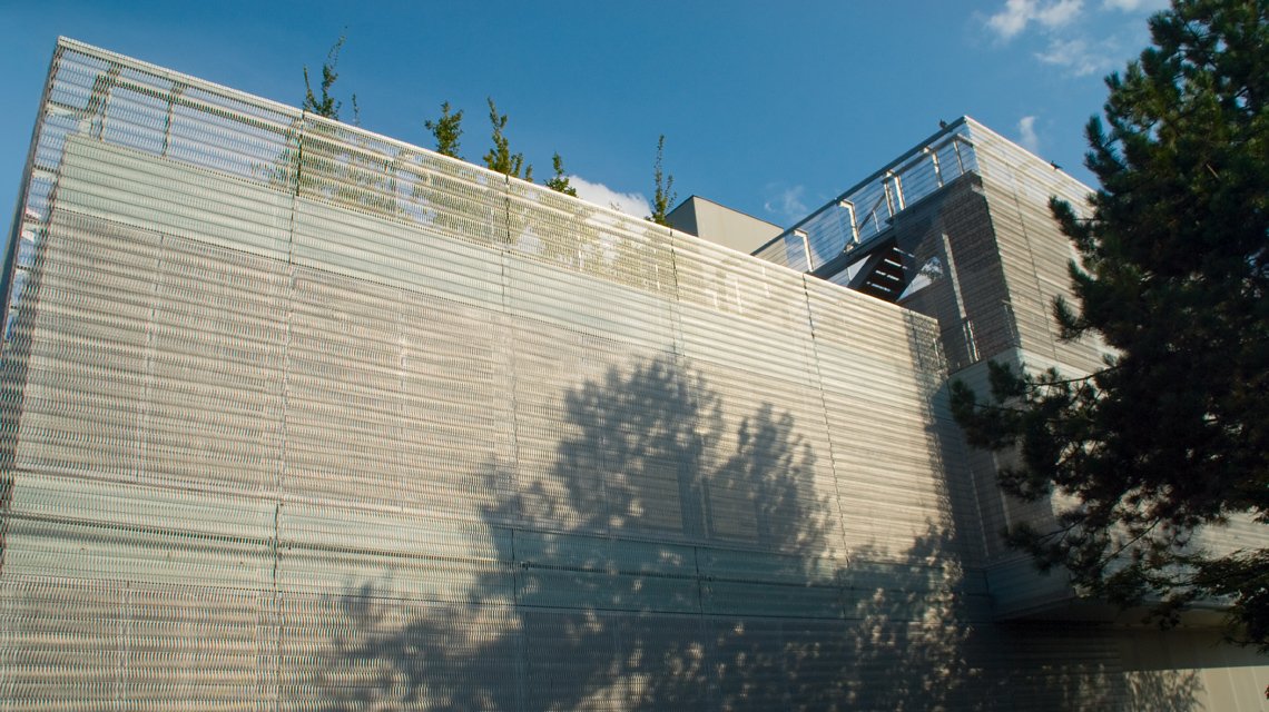 Façade en maille métallique spiralée fabriquée sur mesure en acier inoxydable 316L par notre fabricant Codina pour le projet de la réhabilitation du Triangle Historique de Roland Garros à Paris @maillemetaldesign  - <p>Façade en maille métallique spiralée fabriquée sur mesure en acier inoxydable 316L par notre fabricant Codina pour le projet de la réhabilitation du Triangle Historique de Roland Garros à Paris @maillemetaldesign</p>