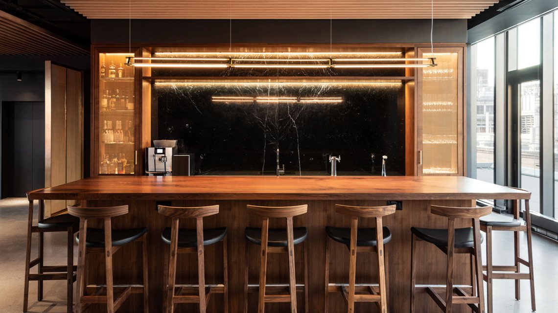 Maille métallique S-52 bronze fabriquée sur mesure pour le remplissage de portes d'armoires - <p>maille métallique rigide fabriquée sur mesure pour des applications architecturales intérieures. Le modèle S-52, fabriqué par Banker Wire, a été sélectionné comme remplissage de portes d’armoires et de paravents pour des bureaux à New York City.</p>