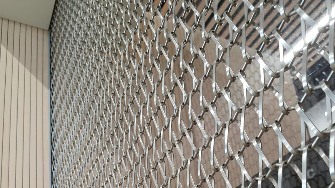 rideaux motorisés en maille métallique spiralée CODERCH - www.maillemetaldesign.fr - <p>rideaux motorisés en maille métallique spiralée CODERCH pour l’architecture - <a href=