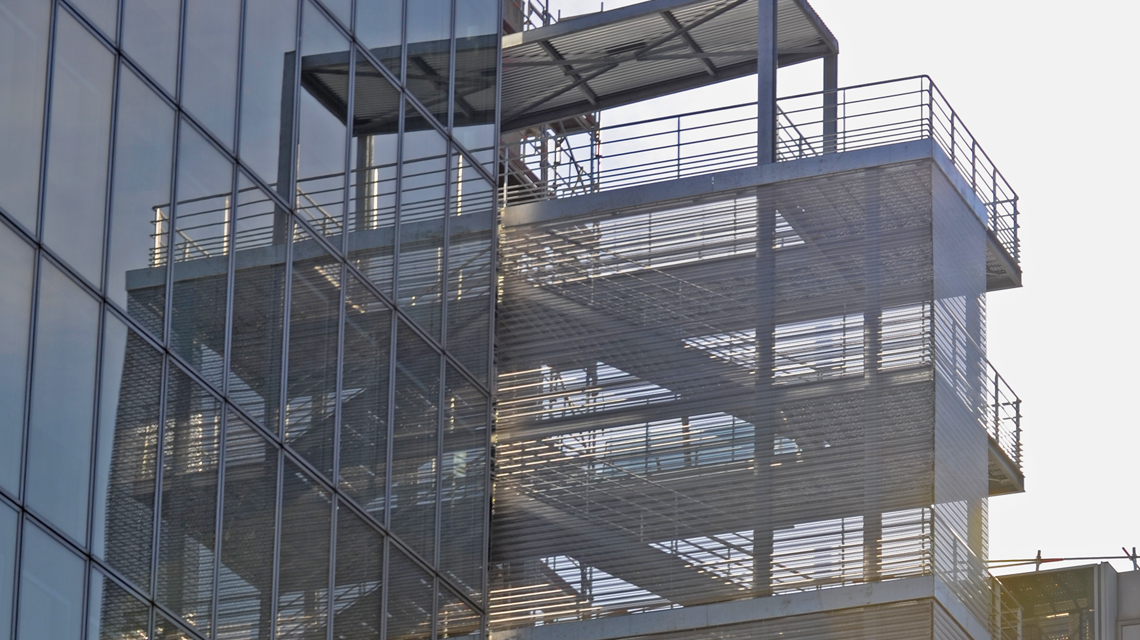 Parement escalier extérieur en maille métallique INOX EIFFEL1550 @maillemetaldesign