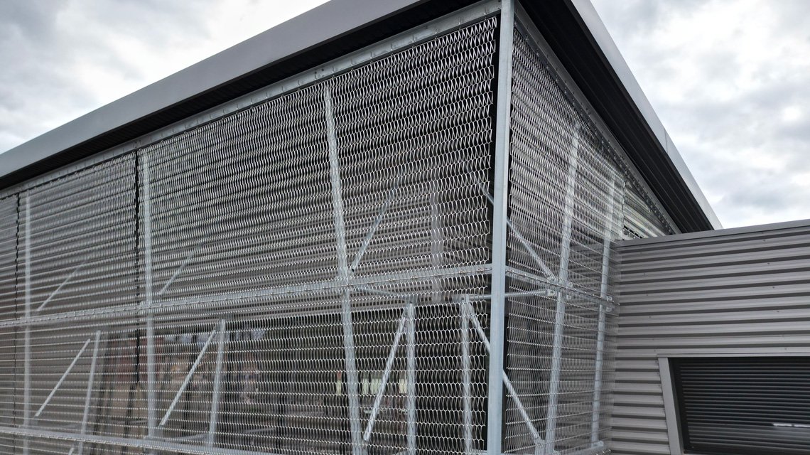 façade en maille métallique spiralée inox EIFFEL40100 @maillemetaldesign - <p>maille métallique sur mesure pour l’architecture et le design</p>