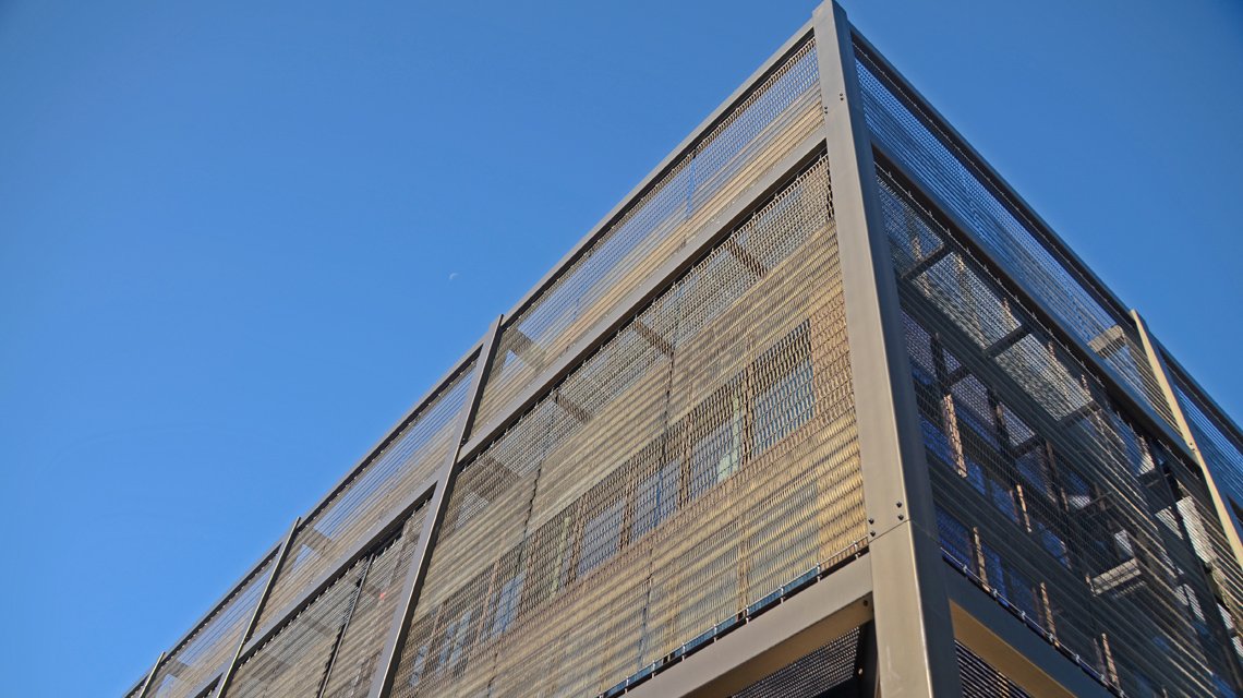 Façade double peau en résille métallique aluminium anodisé bronze EIFFEL www.maillemetaldesign.fr