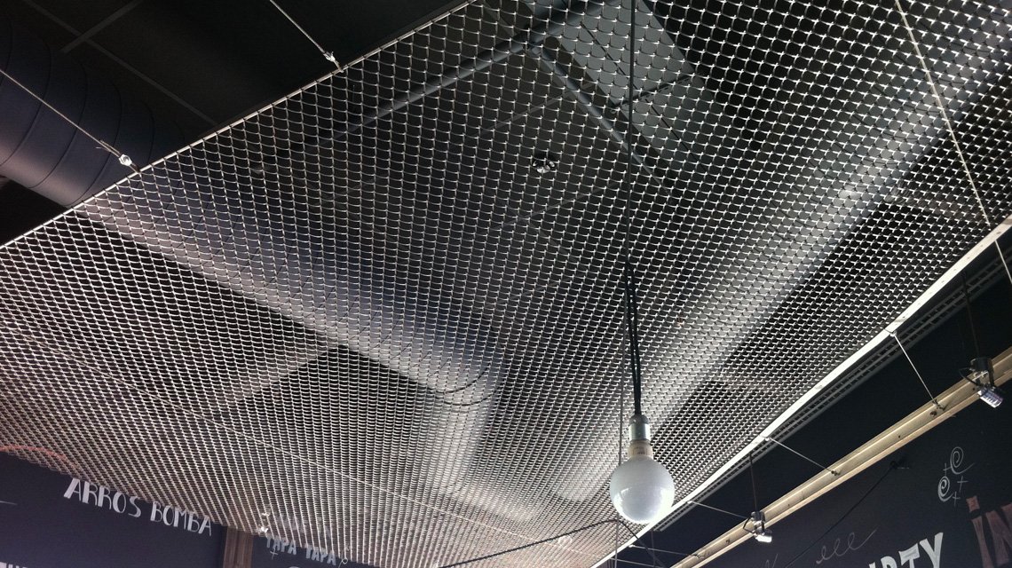 plafond en maille métallique tendue en acier inoxydable GAUDI F @maillemetaldesign  - <p>maille métallique acier inoxydable fabriquée sur mesure pour l’architecture d’intérieur et d’extérieure : garde-corps, habillage mural, plafond, mobilier, façade, clôture</p>