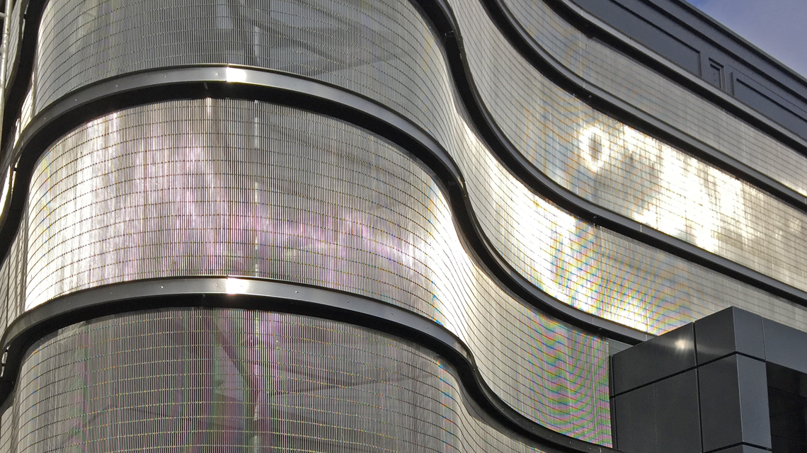 façade en maille métallique câblée inox pour un hôtel www.maillemetaldesign.fr - <p>15. façade en maille métallique câblée inox pour un hôtel <a href=