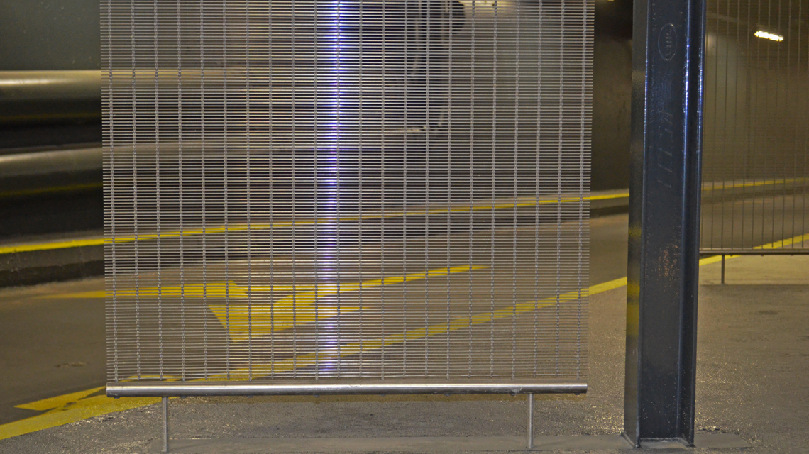 Séparatifs en maille métallique câblée inox Parking La Défense www.maillemetaldesign.fr