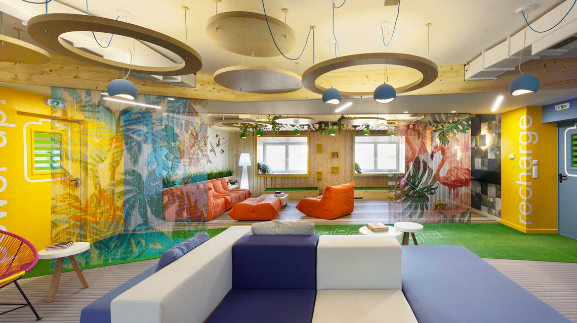 Séparateur d'espaces bureaux chaînes à maillons aluminium imprimées kriska www.maillemetaldesign.fr - <p>Séparateur d’espaces bureaux chaînes à maillons aluminium imprimées kriskadecor</p>