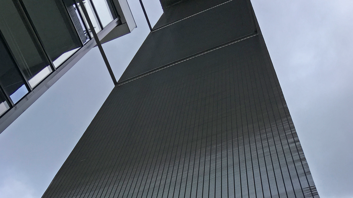 maille métallique câblée inox en façade d'un bâtiment de bureaux www.maillemetaldesign.fr  - <p>maille métallique câblée inox en façade d’un bâtiment de bureaux <a href=