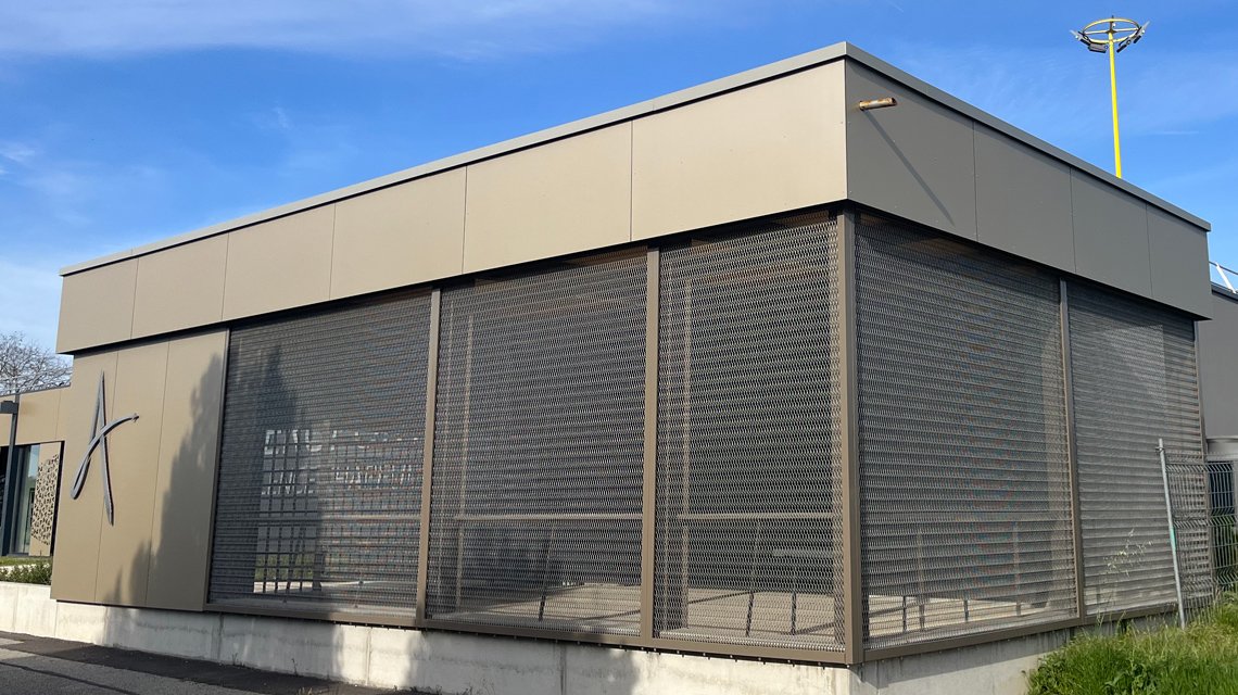 Façade métallique Aéroport Valence @maillemetaldesign - <p>Façade d’une partie du bâtiment de l’aéroport de Valence-Chabeuil en maille métallique spiralée fabriquée sur mesure, en acier inoxydable 316L.</p>
