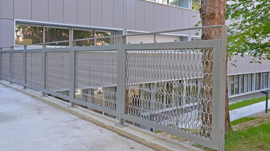 Garde-corps en maille métallique spiralée inox EIFFEL40100 www.maillemetaldesign.fr